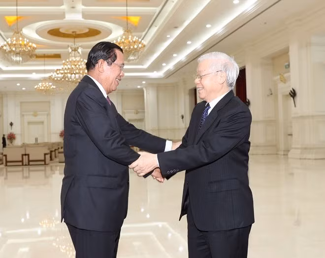 Party General Secretary and President Nguyen Phu Trong (R) meets with Cambodian Prime Minister Hun Sen in Phnom Penh on February 26 (Photo: VNA) Party General Secretary and President Nguyen Phu Trong (R) meets with Cambodian Prime Minister Hun Sen in Phnom Penh on February 26 (Photo: VNA)