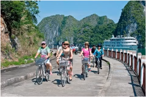 Tourists in Cat Ba Island, Hai Phong. Photo: VGP