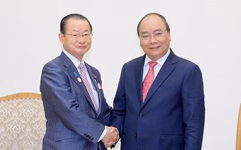 Prime Minister Nguyen Xuan Phuc (R) receives Kawamura Takeo, Chairperson of the Japanese House of Representatives’ Committee on Budget