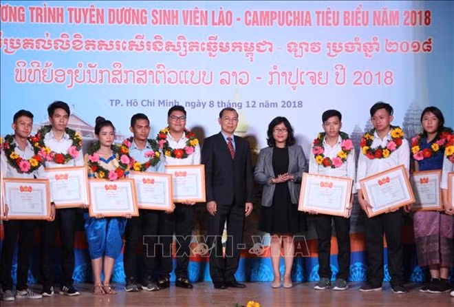 A total of 130 outstanding Lao and Cambodian students were honoured at the ceremony (Photo: VNA)