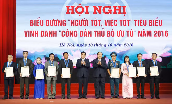 Mr. Hoang Trung Hai, member of Politburo, Secretary of the Hanoi Party Committee; Mr. Nguyen Duc Chung, Chairman of the Hanoi People's Committee awarded the title of Excellent Capital Citizens to 9 citizens.