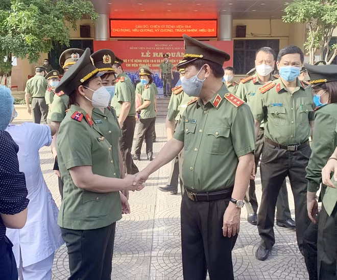 The ceremony to send the medical group to Bac Giang saw the attendance of Senior Lieutenant General Nguyen Van Son, Deputy Minister of Public Security and Head of the Steering Committee for Disease Prevention and Control under the MPS. The Deputy Minister asked all the 166 public security medical doctors as well as other public security reinforcements to exert all-out efforts to support Bac Giang in fighting the pandemic.