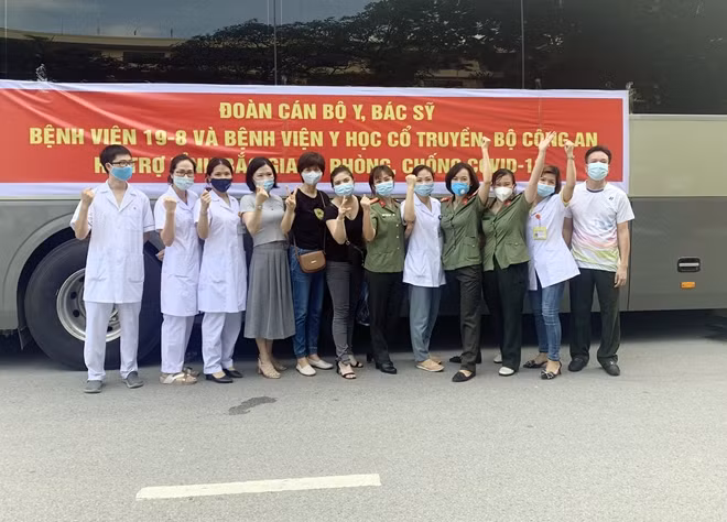 Before undertaking missions at the field hospital, the doctors and nurses had all taken tests for COVID-19 and participated in a brief training course conducted by experienced medical experts from Bac Mai Hospital.