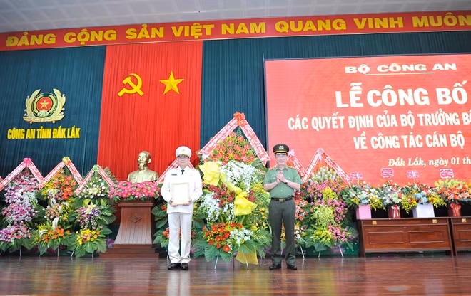 Deputy Minister Nguyen Van Thanh congratulates Senior Colonel Le Vinh Quy.