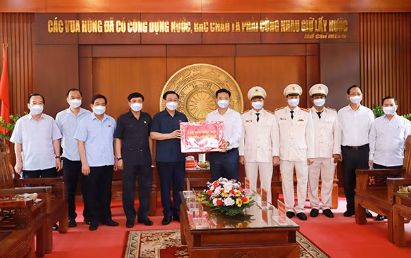 National Assembly Chairman Vuong Dinh Hue visiting Dak Nong Provincial Police Department.