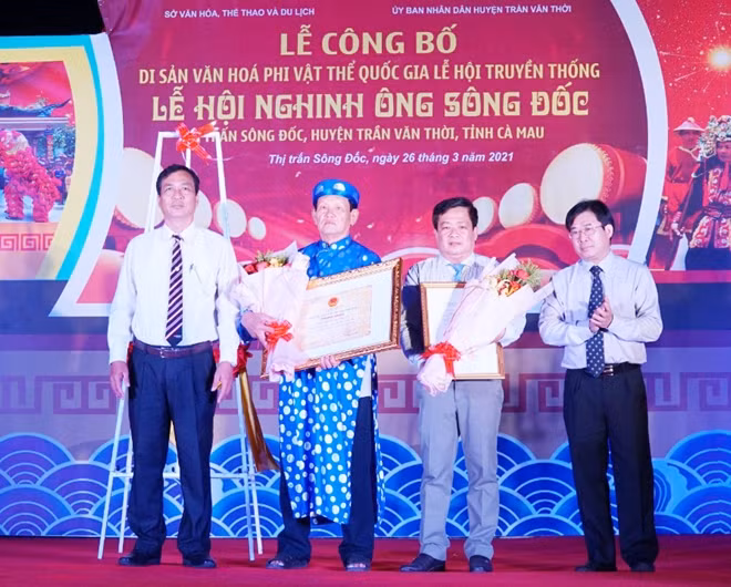 Representatives of Department of Culture, Sport and Tourism of Ca Mau Province handing-over the certificate to representatives of the festival.