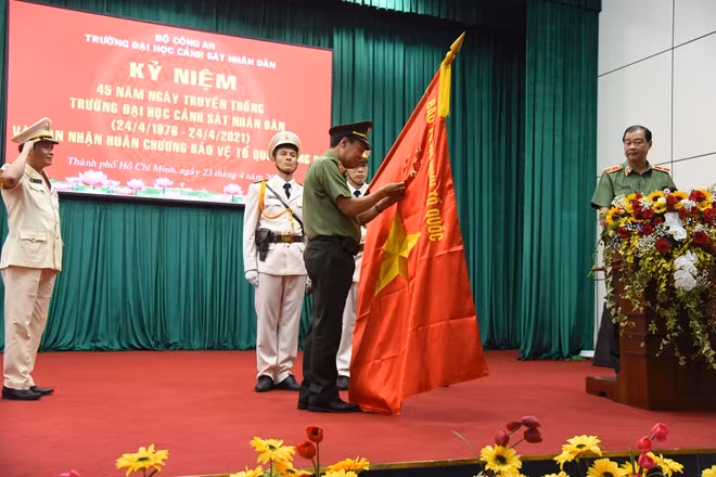 Under the authority of the State President, Deputy Minister Le Tan Toi grants the Third-class Fatherland Protection Order to the PPU.