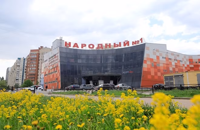 There are commercial malls and apartment buildings nearby the street. Currently, there are four statues of President Ho Chi Minh in Russia, with the first built in Moscow in 1990 and the others in Ulyanovsk in 2017, and Vladivostok in 2019. The fourth statue is located within the campus of the St. Petersburg University.