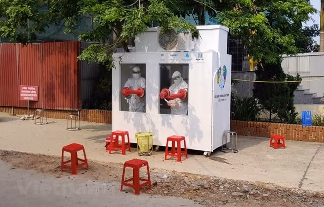 This air-conditioned chamber has been put into operation in Tan Yen District Health Center in Bac Giang province to facilitate frontline workers collecting samples for COVID-19 testing, amid the intense heat in the North in recent days.