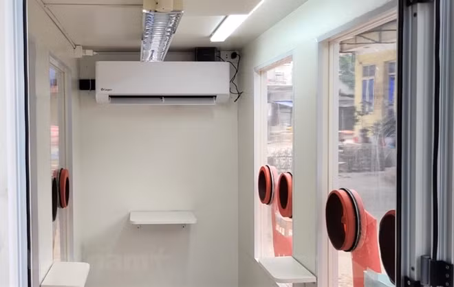 According to architect Khieu Huu Nghia, the special feature of this heat-resistant chamber lies in the flexibility of its design with cooling technology and real-time monitoring and control, ensuring air quality inside the chamber with indicators keeping track of CO2 concentration, fine dust (PM10, PM2.5), temperature, and humidity.