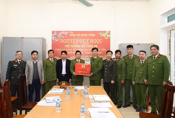 Deputy Minister Nguyen Duy Ngoc presents Tet gifts from the Ministry of Public Security to the police officers and soldiers of Quang Tien commune.