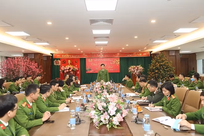 Deputy Minister Nguyen Duy Ngoc speaks at the meeting with the National Population Data Center.