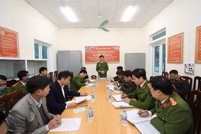 Deputy Minister Nguyen Duy Ngoc speaks at the meeting with Quang Tien communal police.