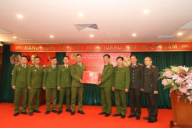 Deputy Minister Nguyen Duy Ngoc presents Tet gifts from the Ministry of Public Security to the National Population Data Center's staff.