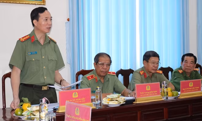 Senior Colonel Vu Hoai Bac briefing delegates on results of the provincial police’s task performances