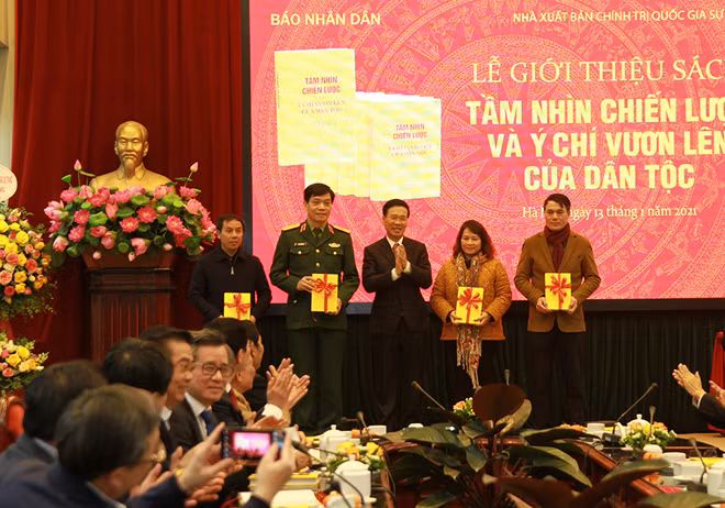 Mr. Vo Van Thuong presenting the copies of the book to major libraries.