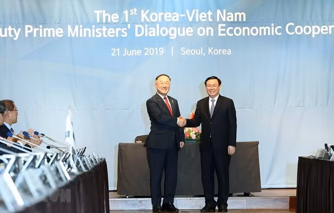 Deputy Prime Minister Vuong Dinh Hue (R) and Deputy Prime Minister of the Republic of Korea Hong Nam Ki at the dialogue (Photo: VNA).