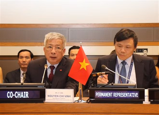 Deputy Minister of National Defence Sen. Lieut. Gen. Nguyen Chi Vinh (L) and head of the Vietnamese mission to the UN Dang Dinh Quy at the workshop. Photo: VNA.