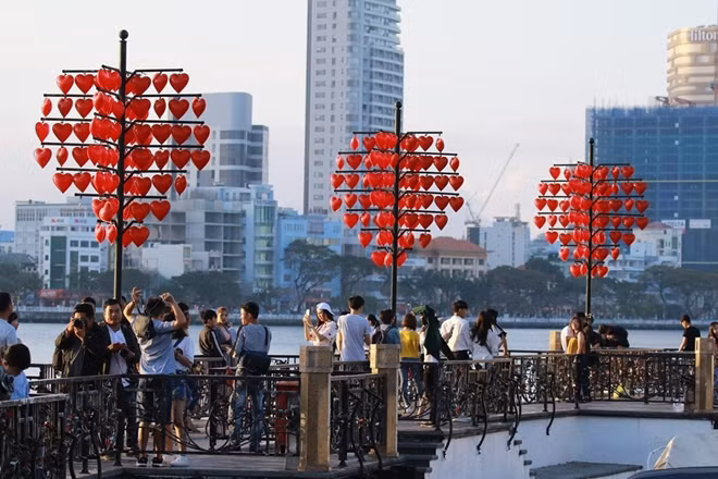 The Bridge of Love Locks in Danang is located east of Tran Hung Dao Street, mid-way between the Dragon Bridge and Han River.