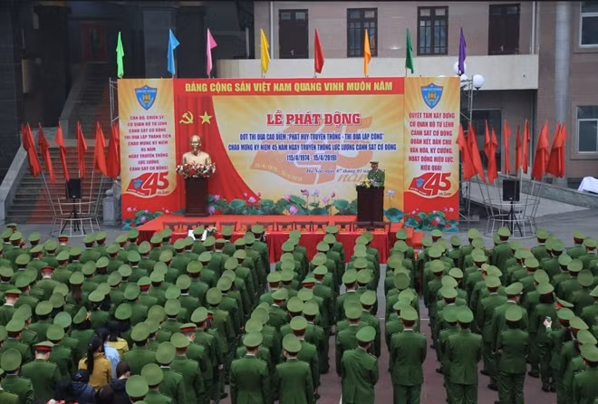 Senior Colonel Nguyen Van Dien, Vice Commander of the Mobile Police Command speaking at the event.