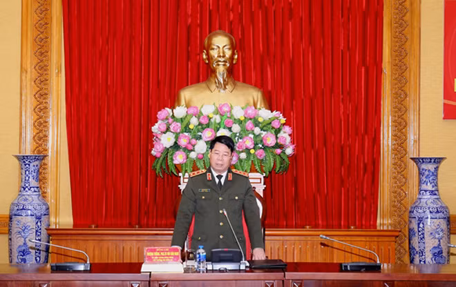 Deputy Minister Bui Van Nam speaking at the meeting.