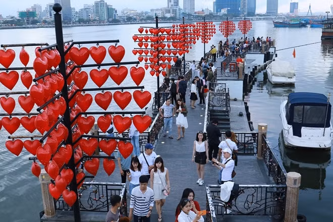 With many beautiful red heart-shaped lanterns, the bridge has been contributing to mounting love and keeping beautiful moments of lovers.