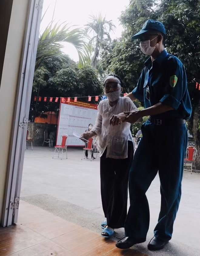In pictures: Voters nationwide cast ballots ảnh 5