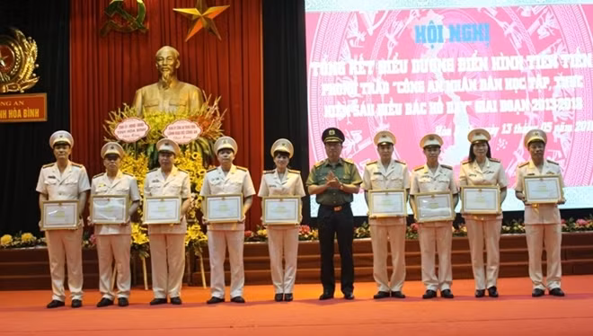 Deputy Minister Nguyen Van Thanh presents Certificates of Merit to outstanding teams and individuals.