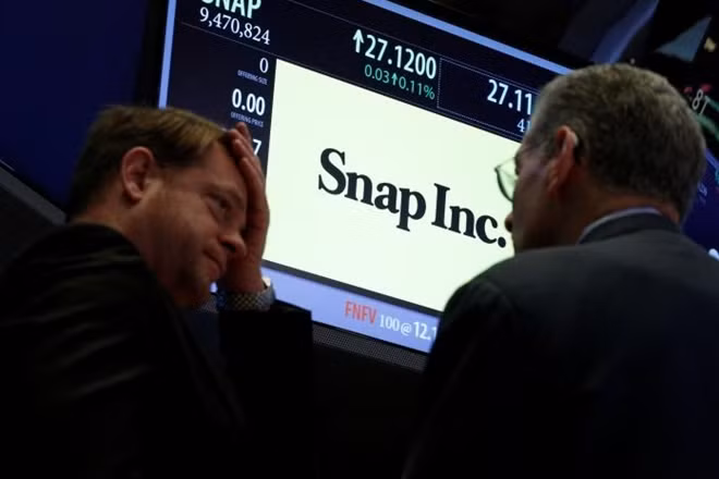 Traders gather at the post where Snap Inc. is traded on the floor of the New York Stock Exchange (NYSE) in New York, U.S., March 6, 2017. REUTERS/Brendan McDermid