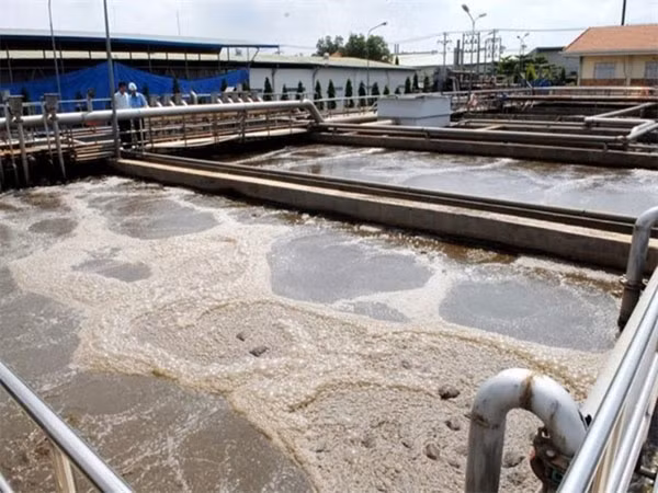 HCM City has set a target of treating 90 per cent discharged water into rivers and canals by 2020. Photo congnghexulynuocmet.com.vn