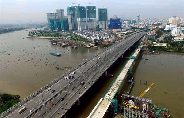 Construction of Urban Railway Metro Line 1 crosses Sai Gon River in HCM City. The city - the ‘economic locomotive’ of the country, is facing numerous challenges including increasing population, insufficient infrastructure development and environmental pollution — VNA/VNS Photo An Hieu