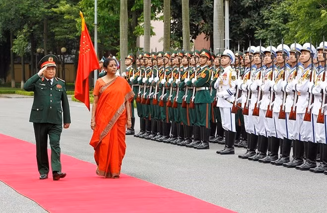 Defence Minister General Ngo Xuan Lich (L) and his Indian counterpart Nirmala Sitharaman review the guard of honour in Hanoi on June 13 (Photo: VNA)