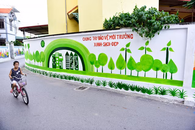The cost of the artwork is about US$880 paid for by the Dan Phuong Steering Committee