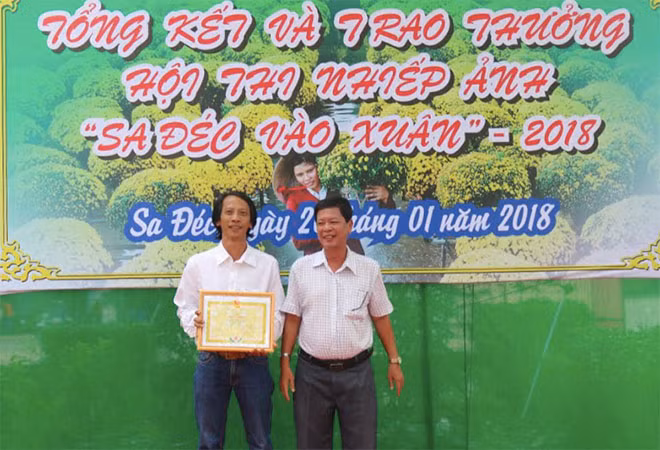 The photo "Early sunshine in flower village" by photographer Lam Minh Nhut from Lap Lo district, Dong Thap province won the first prize.