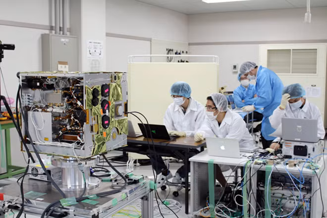 Vietnamese engineers work to develop MicroDragon satellite. (Photo: ) Vietnamese engineers work to develop MicroDragon satellite. (Photo: )