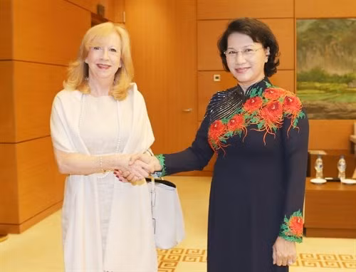National Assembly Chairwoman Nguyen Thi Kim Ngan and Deputy Speaker of the House of Commons Eleanor Laing