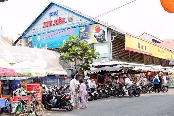 Kim Bien Market in HCM City’s District 5 specialises in trading chemicals. — Photo news.zing.vn