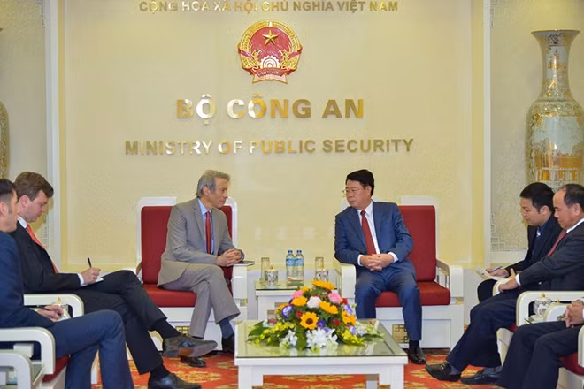 Deputy Minister Bui Van Nam and Mr. Tim Rieser