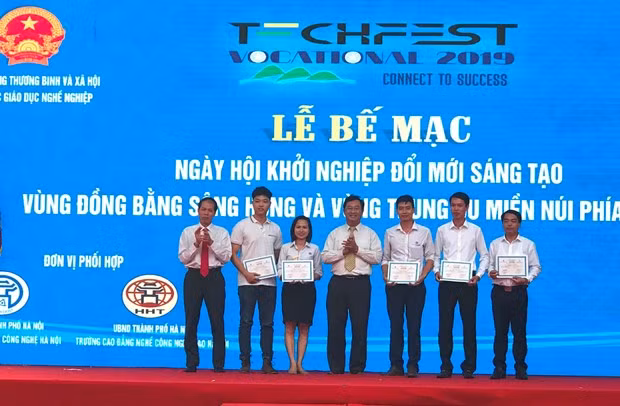 The organising board presents awards to winners of the Techfest for the Red River Delta and the northern midland and mountainous region in Hanoi on October 17 (Photo: gdnn.gov.vn)