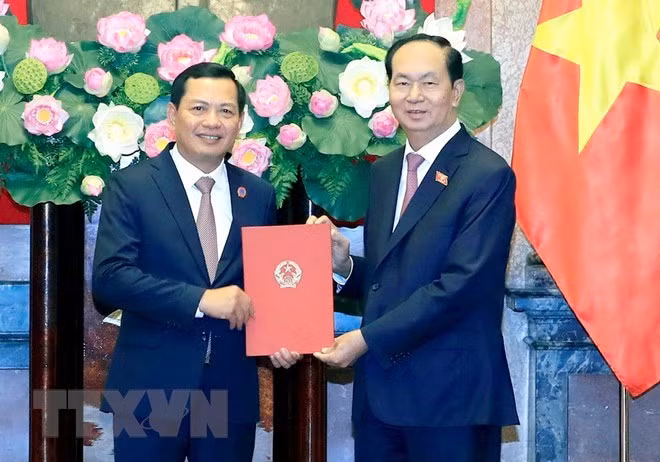 President Tran Dai Quang (R) hands over the appointment decision to new deputy chief judge of the Supreme People’s Court. (Photo: VNA)