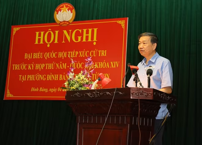 Minister Lam speaks at the meeting
