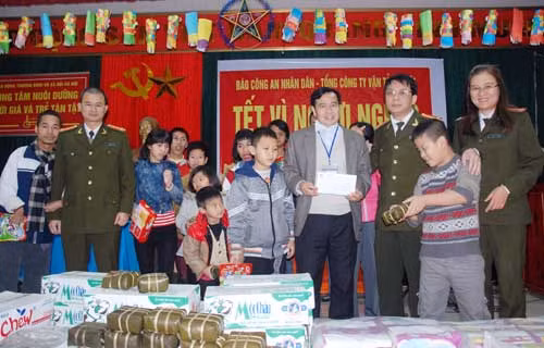 Colonel Pham Khai, Vice Chief Editor.