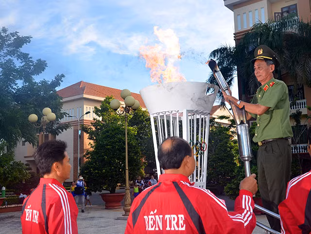 Major General Nguyen Van Hoang, Director of the Ben Tre Police Department, lighting fire at the opening ceremony