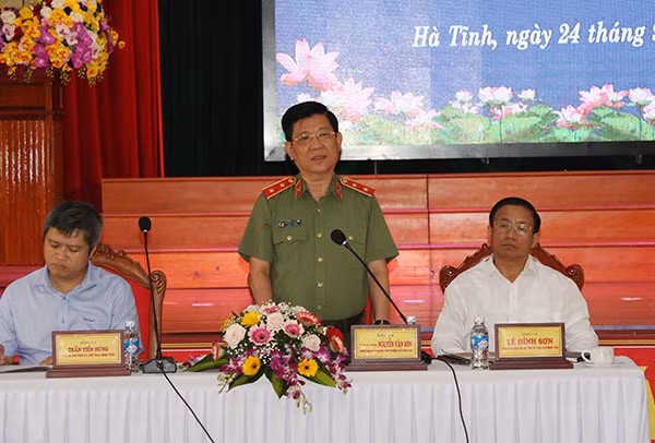 Deputy Minister Nguyen Van Son speaks at the event.