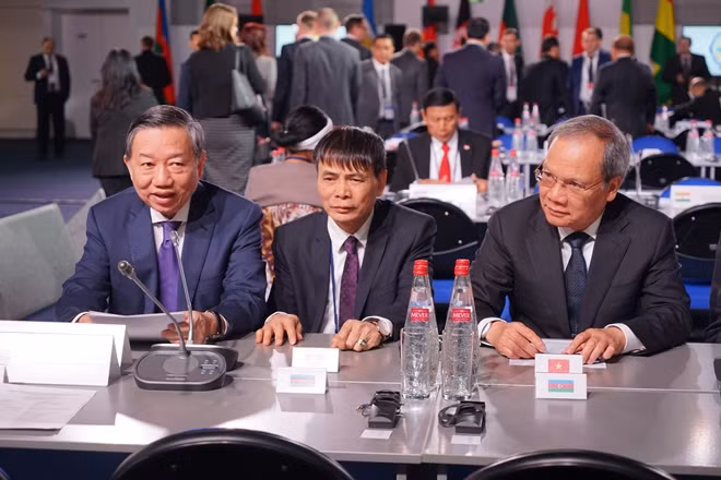 Minister To Lam and the high-ranking delegation of the MPS.
