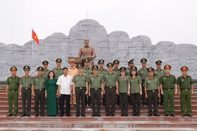 Minister To Lam and the MPS delegation visit the Relic of Uncle Ho’s Six Teachings.