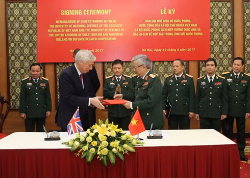 Vietnam and the UK sign the MoU on defence cooperation on April 19
