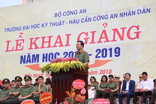 Major General Bui Minh Giam speaks at the event.