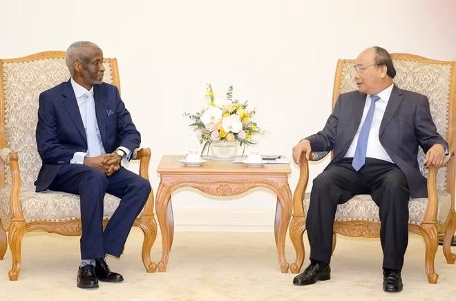 Prime Minister Nguyen Xuan Phuc on May 30 hosts a reception for newly-appointed Sudanese Ambassador to Vietnam Mohamed Elmurtada Mubarak Ismail Siraq. (Photo: VNA)