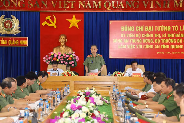 Minister To Lam speaks at the working session.